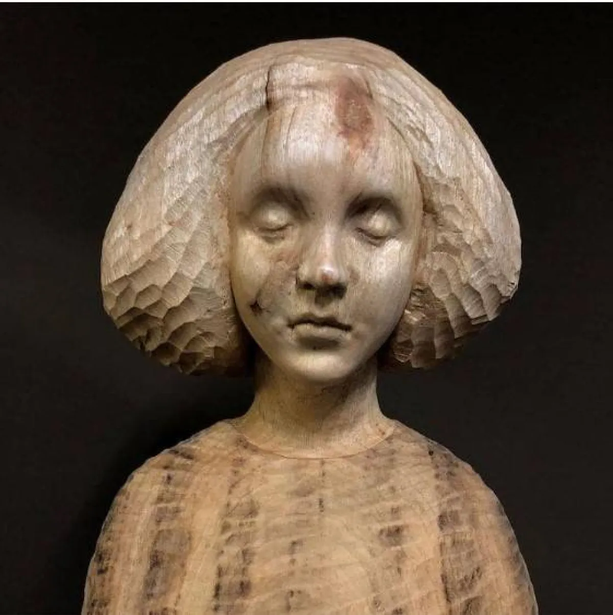 منحوتات خشبية نائمة