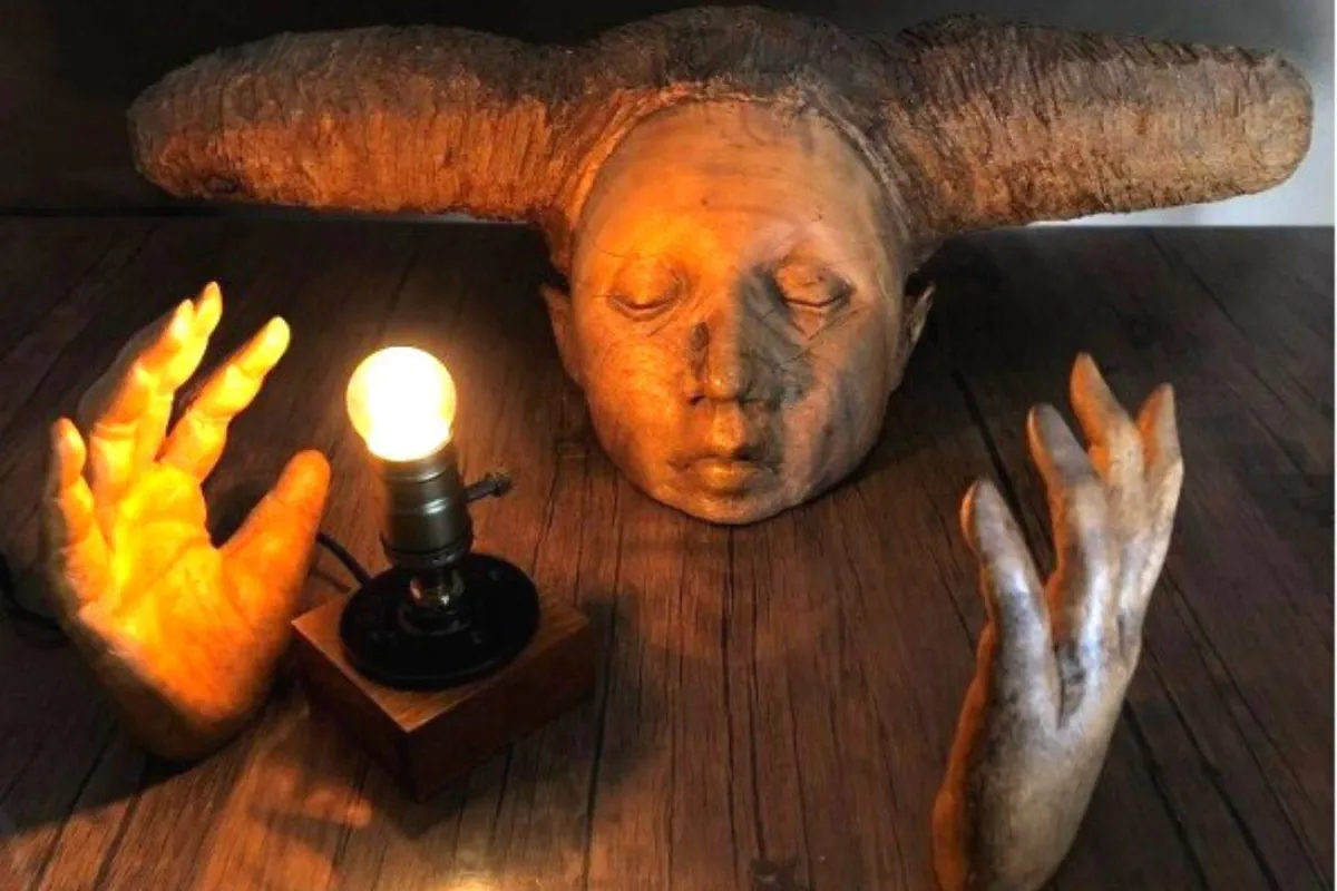 منحوتات خشبية نائمة