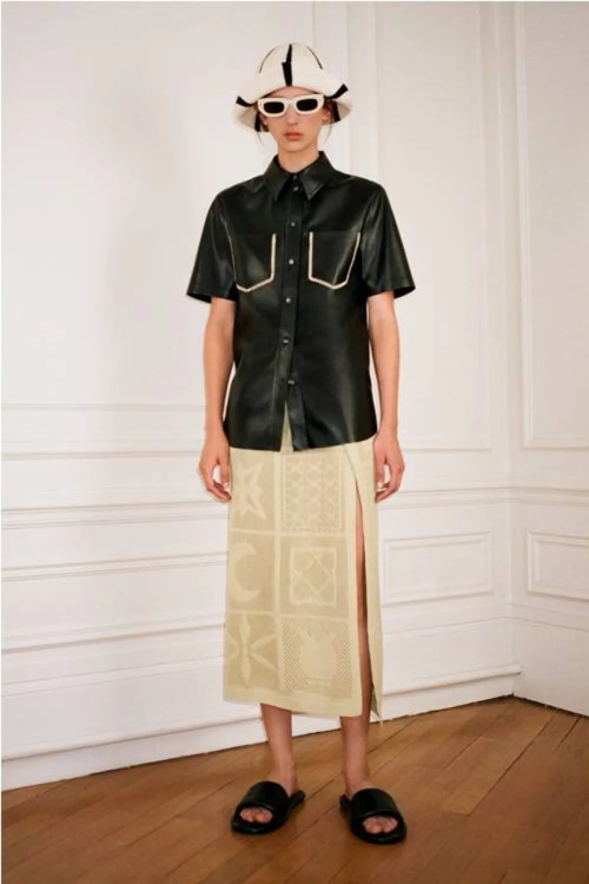 تنورة باللون البيج من نانوشكا  Nanushka