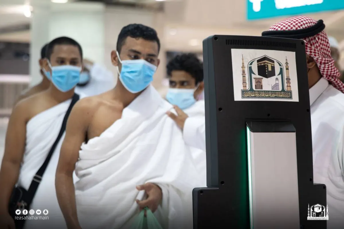 روبوت توجيهي داخل المسجد الحرام بـ (11) لغة للرد على الحجاج في المسائل الشرعية