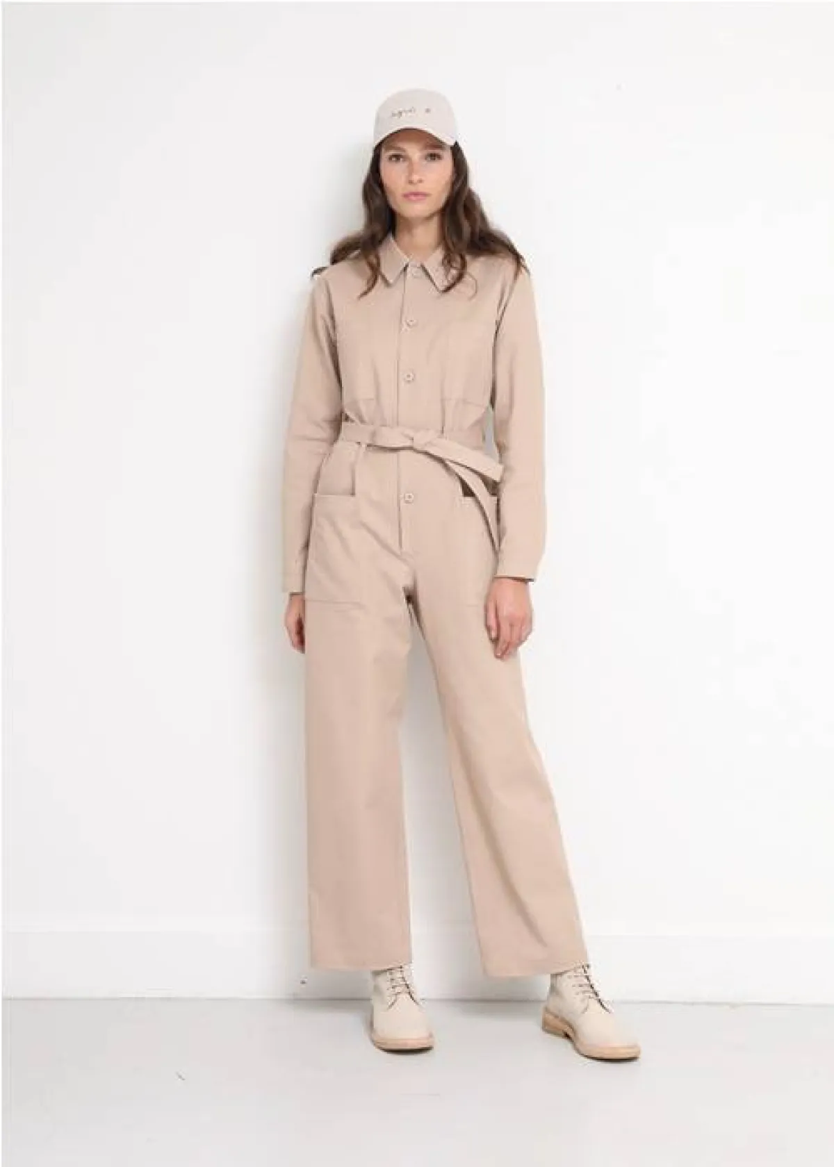 جمبسوت باللون البيج، من أنييس بي Agnes B