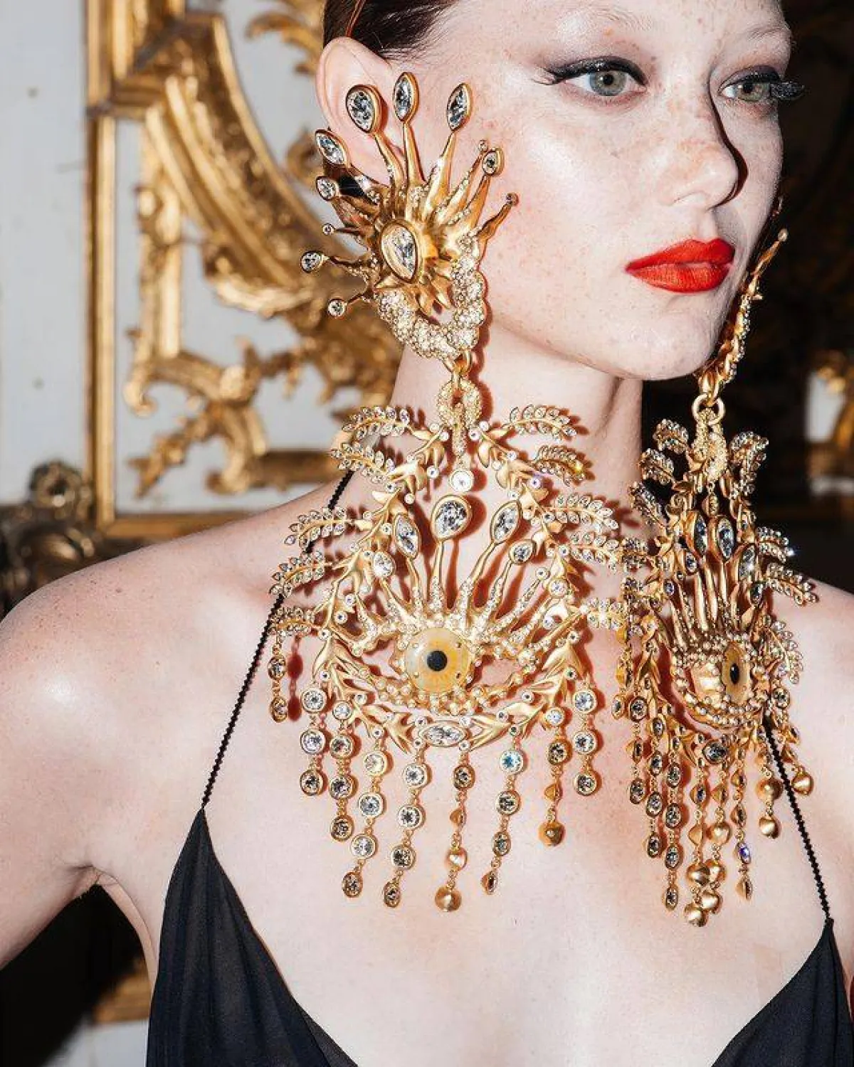 من حساب Schiaparelli على انستغرام