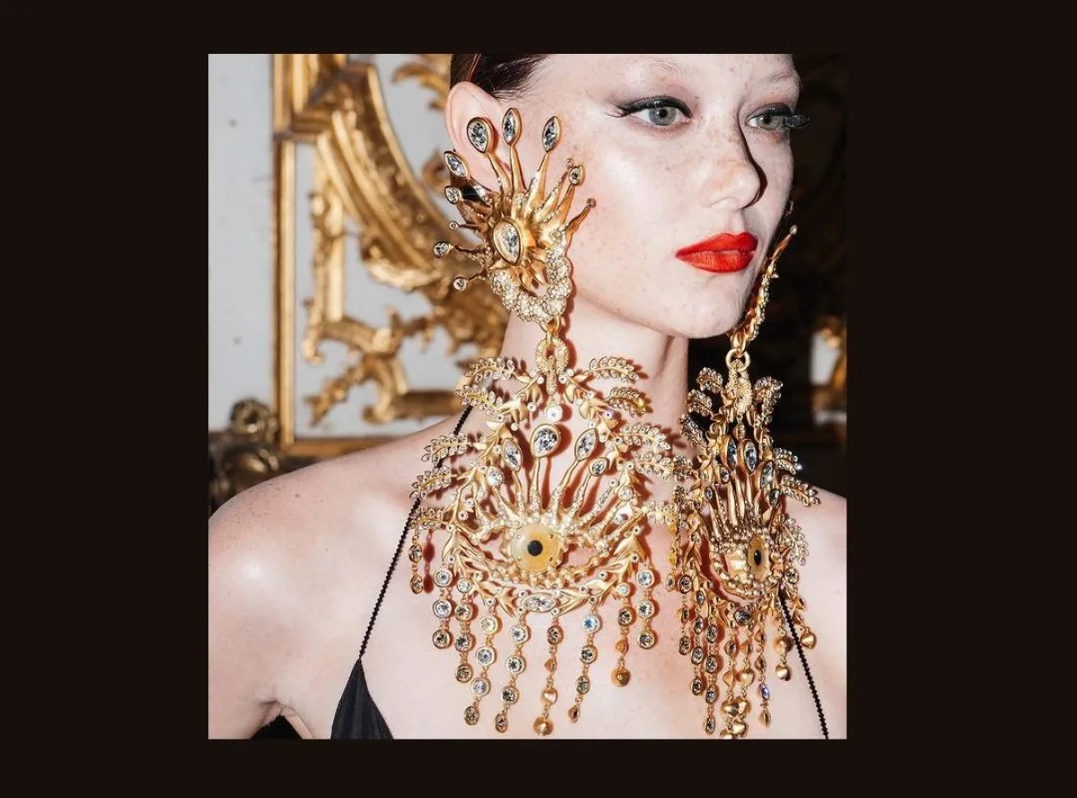 من حساب Schiaparelli على انستغرام