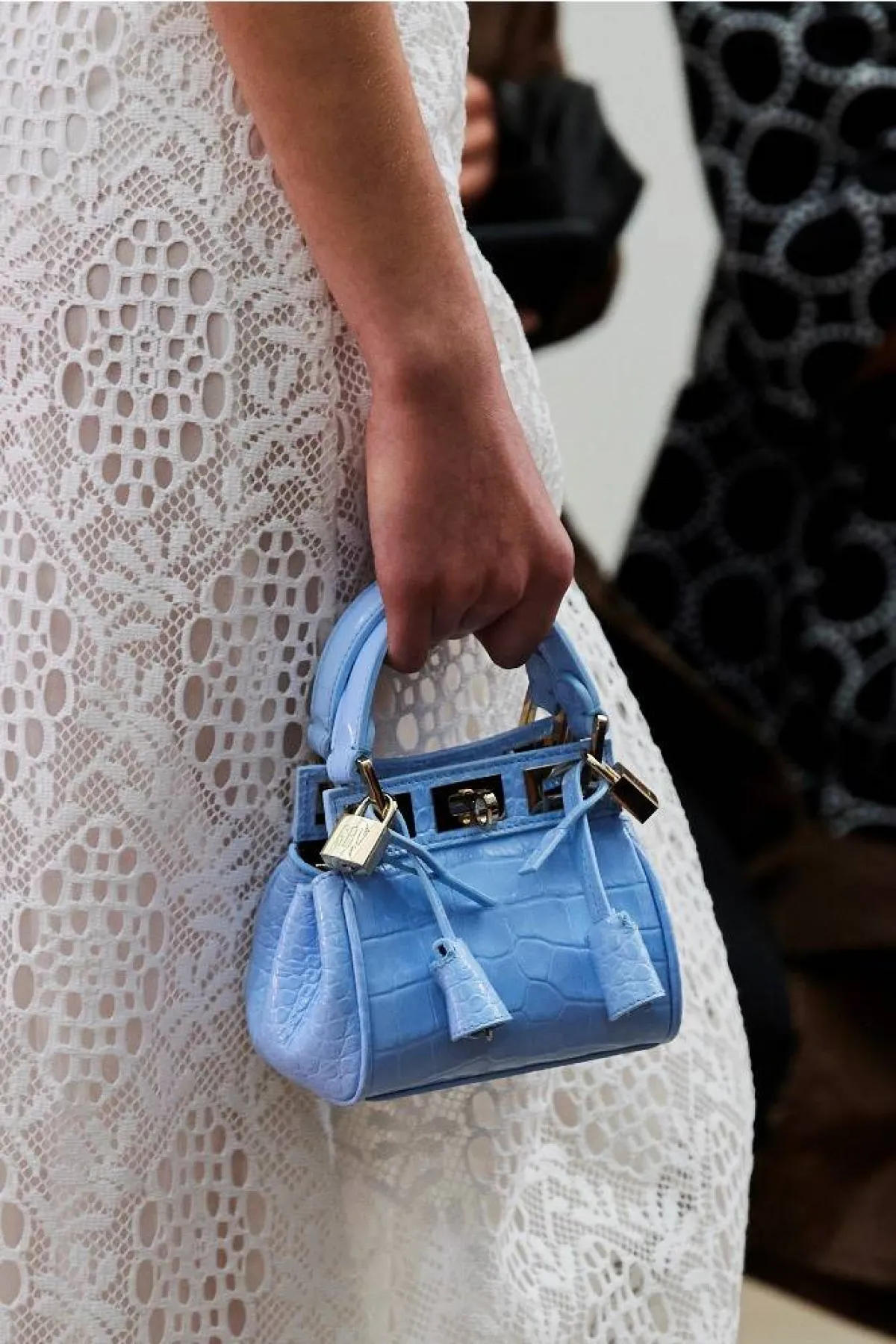 موديلات حقائب باللّون الأزرق لصيف 2022، من جيامباتيستا فالي Giambattista Valli