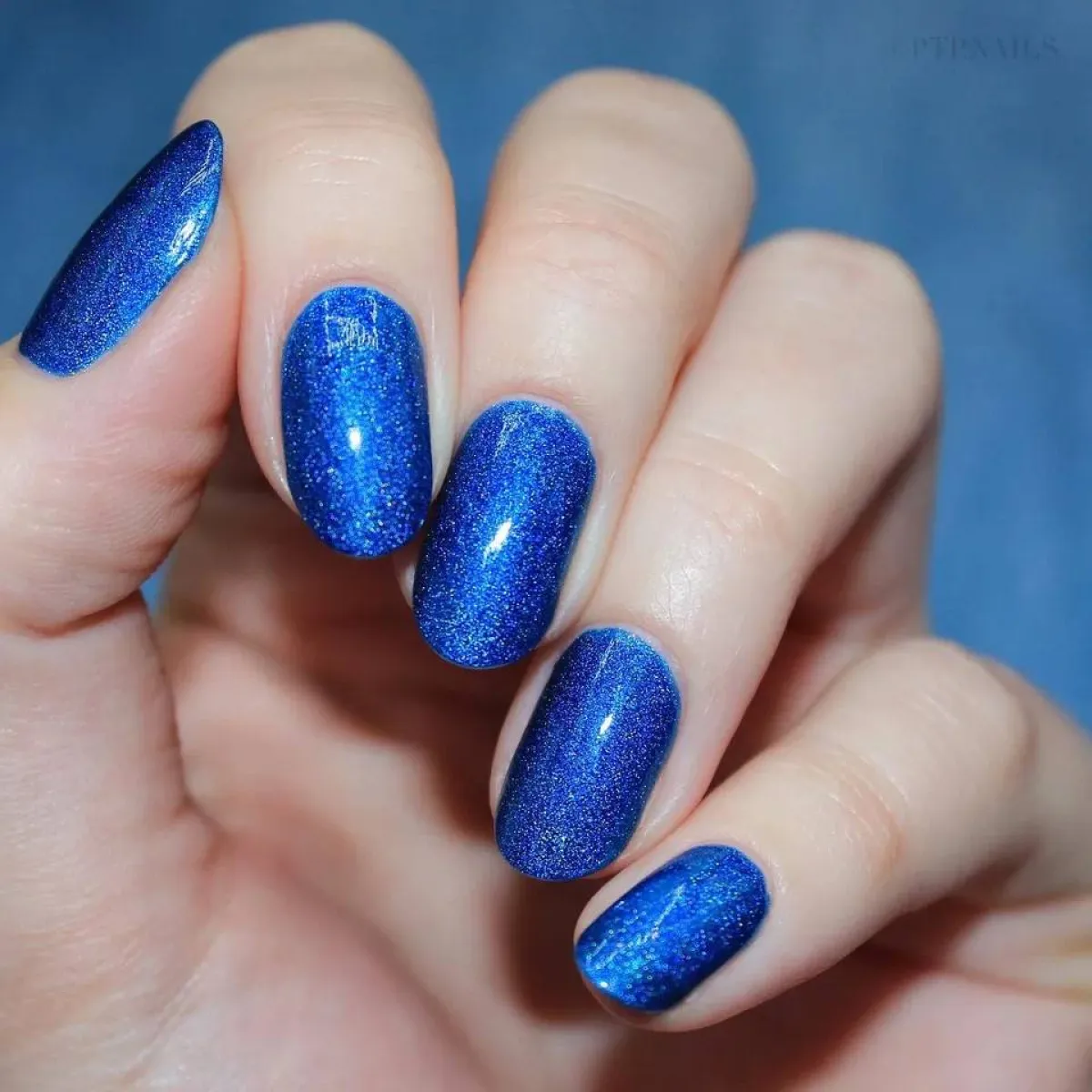 مناكير أزرق لامع للعروس