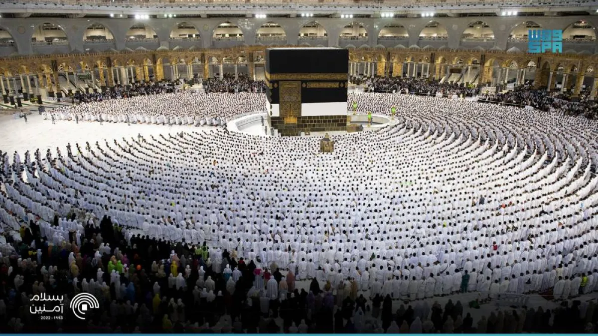 ضيوف الرحمن يؤدون صلاة المغرب بالمسجد الحرام - الصورة من "واس"