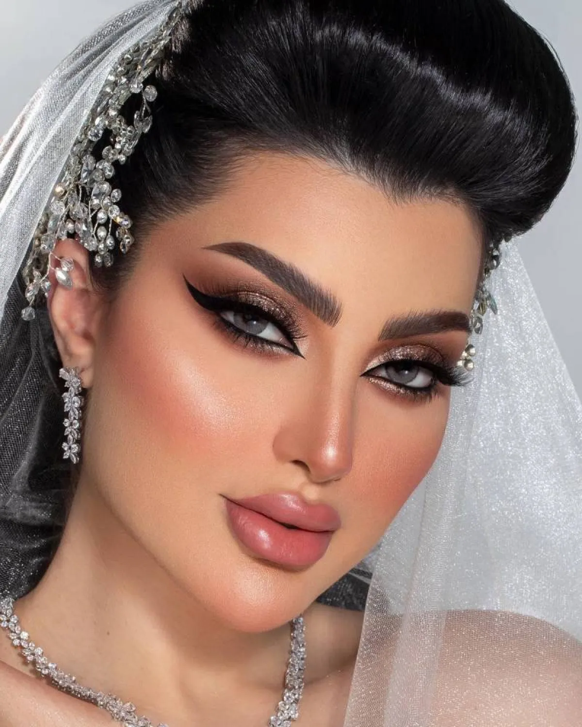 مكياج فخم غليتر باللون البرونزي  للعروس