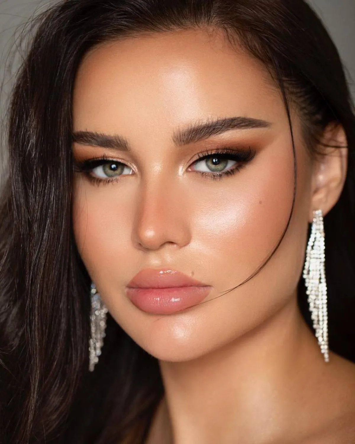 مكياج مشرق بتدرجات النيود للعروس