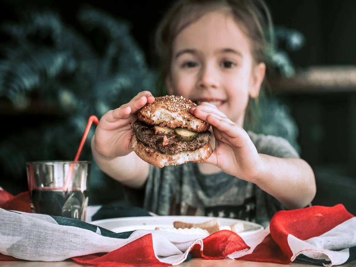 صورة لطفلة تتناول الطعام