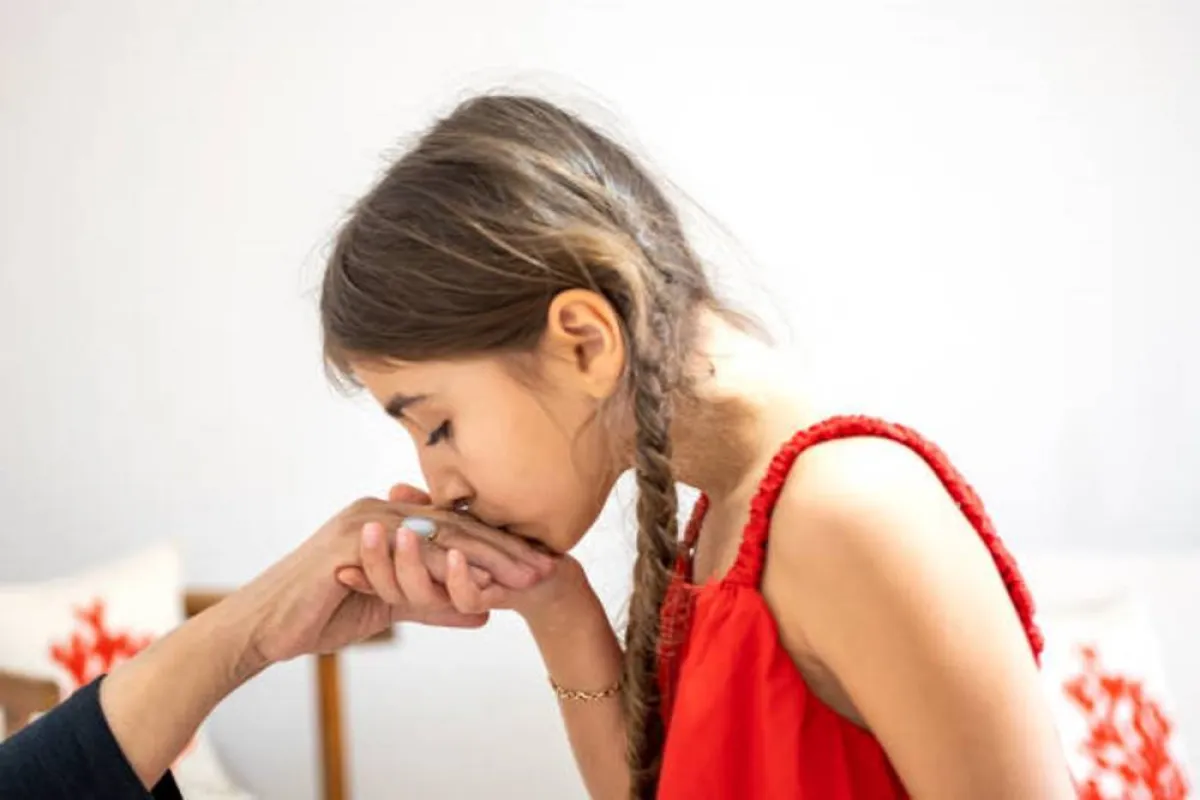 صورة لطفلة تحترم جدتها في العيد