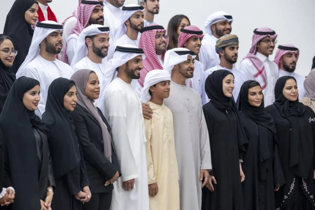 الشيخ محمد مع الشباب الموهوبين. الصورة من "وام"