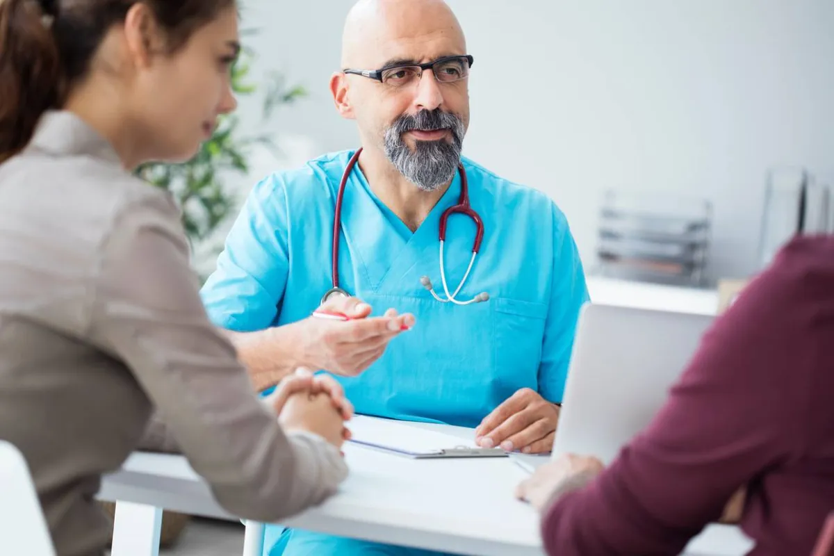 صورة لزوجين عند الطبيب