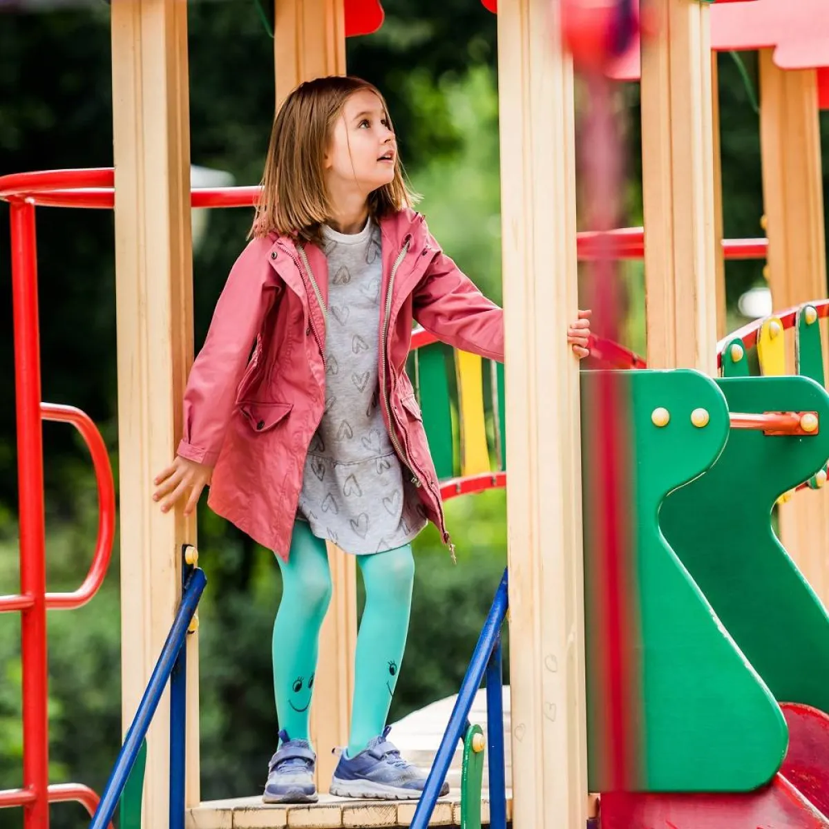 صورة لطفلة تلعب