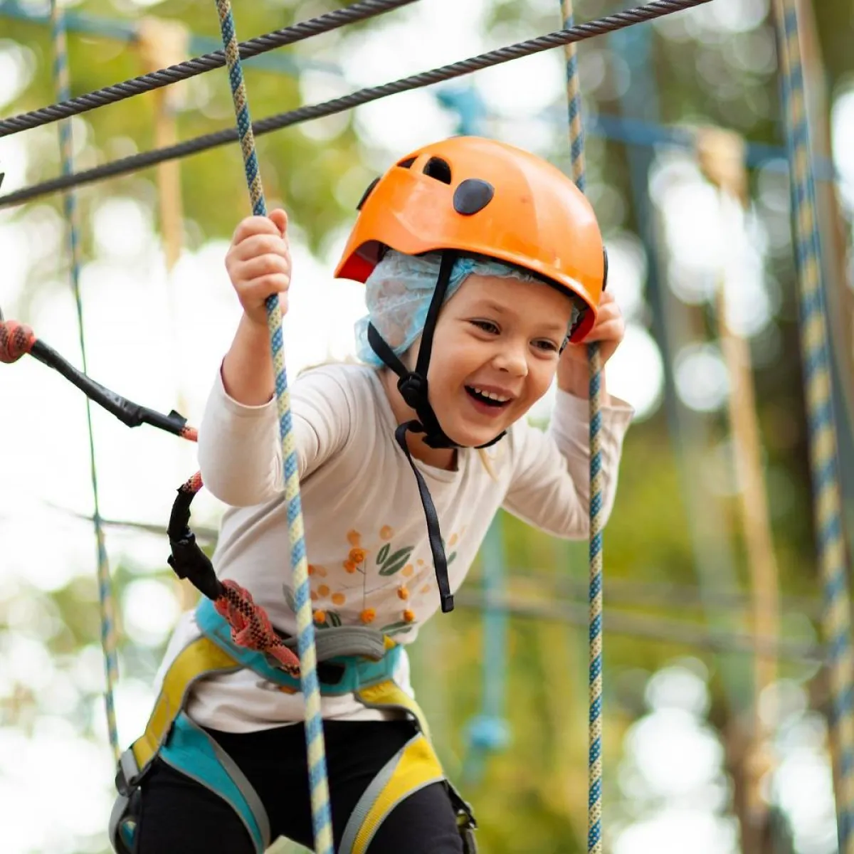 صورة لطفل يلعب