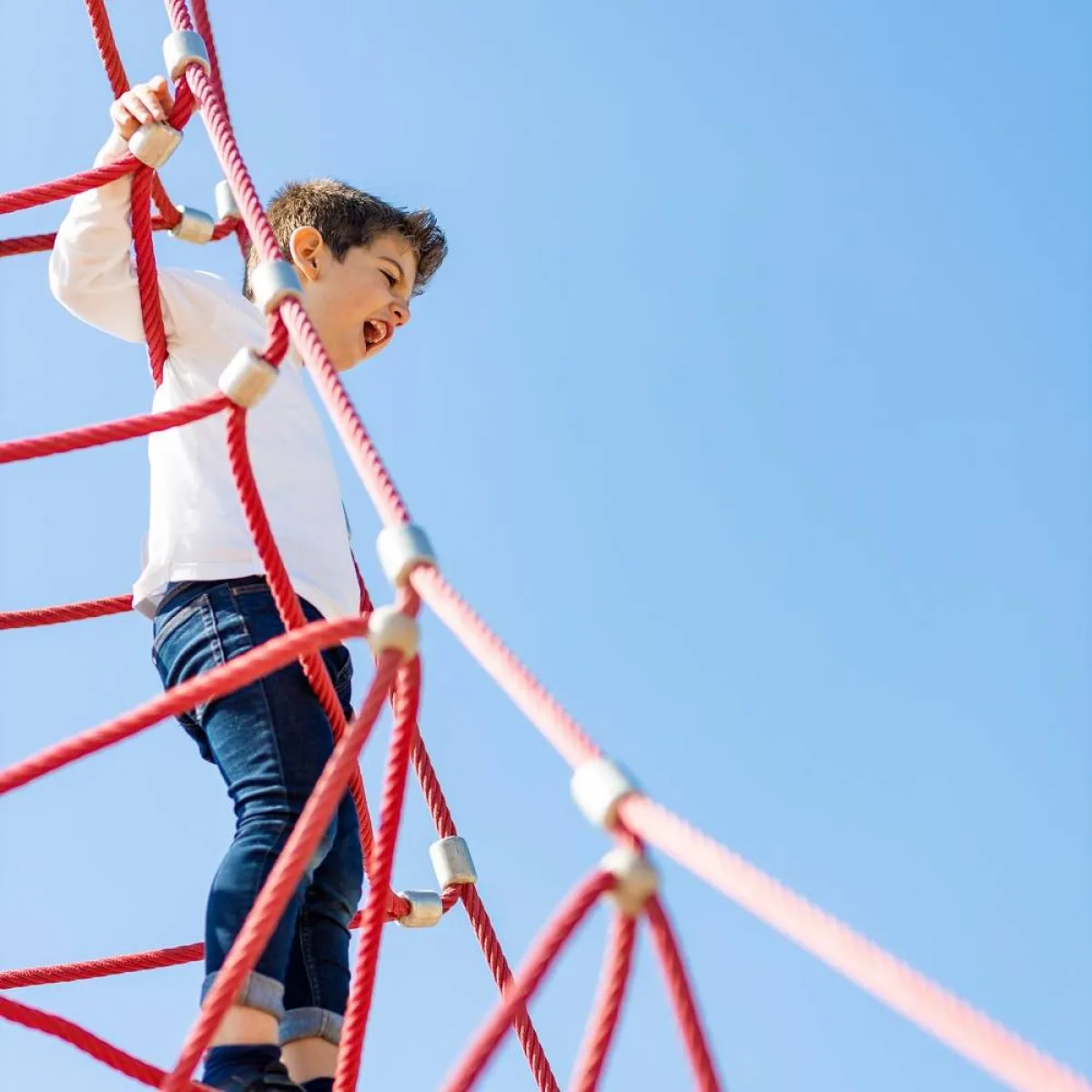 صورة لطفل يلعب