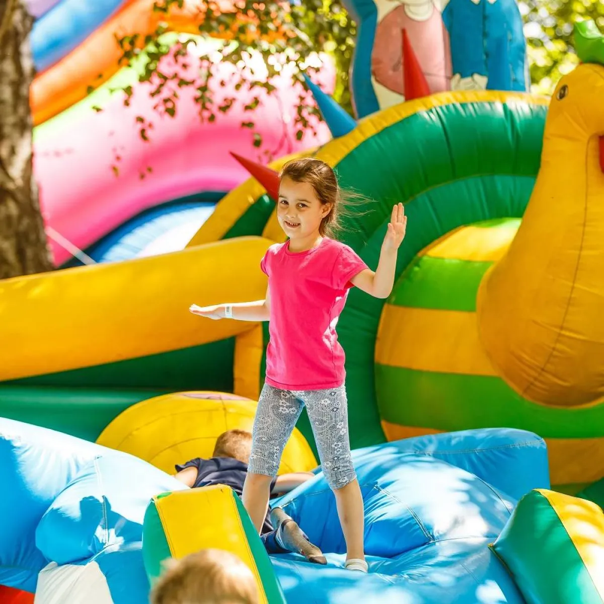 صورة لطفلة تلعب