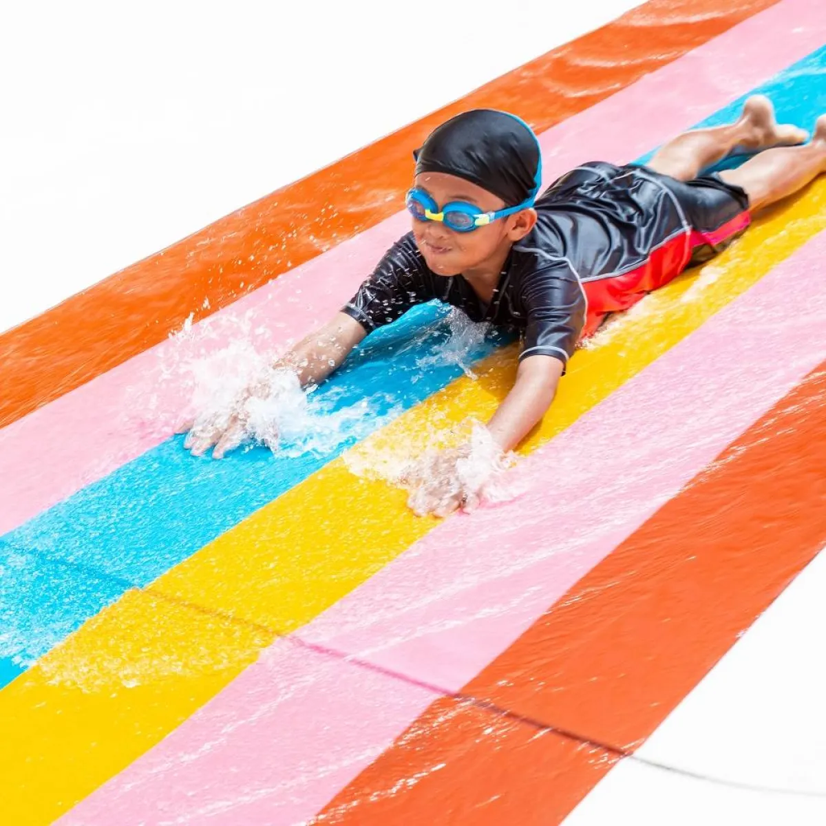 صورة لطفل يلعب