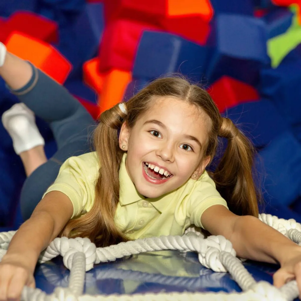 صورة لطفلة تلعب