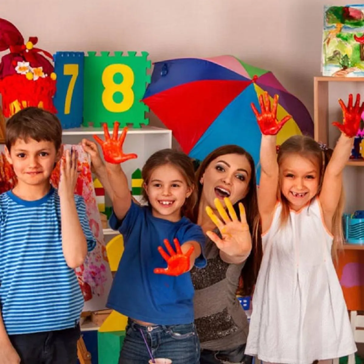 صورة لأطفال وأمهم فرحين