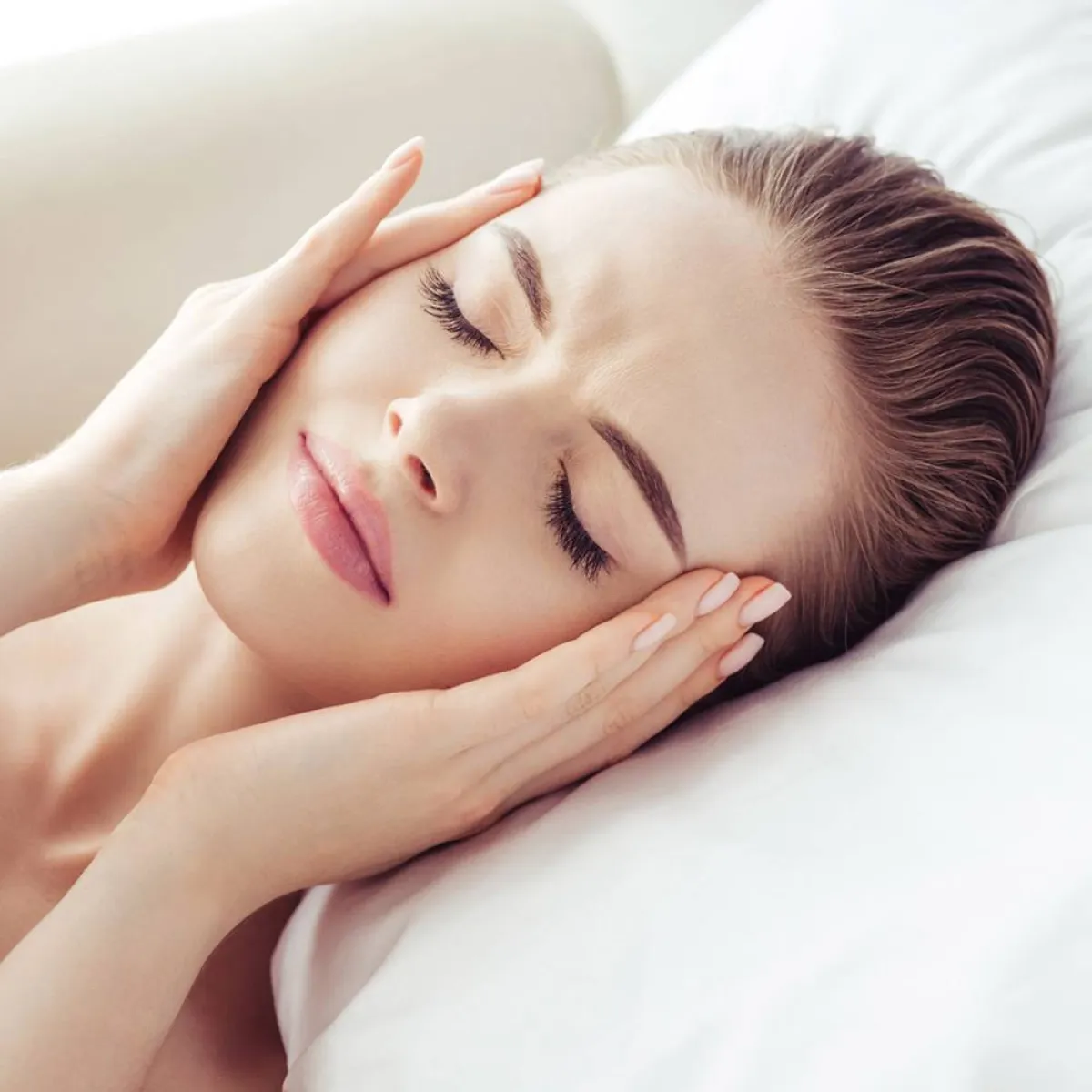 القوباء العينية تبدأ بصداع شديد في الجبهة أو حول عين واحدة