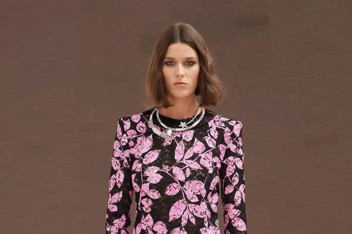 مجوهرات شانيل الراقية "1932" تزين إطلالات عارضات الدار في أسبوع الهوت كوتور 2022