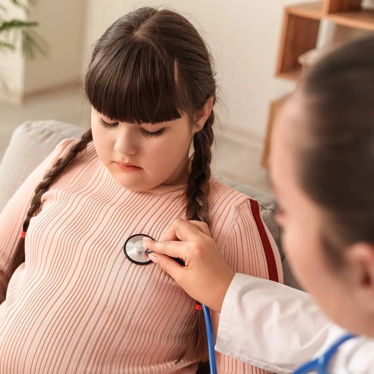 صورة لطفلة وطبيب