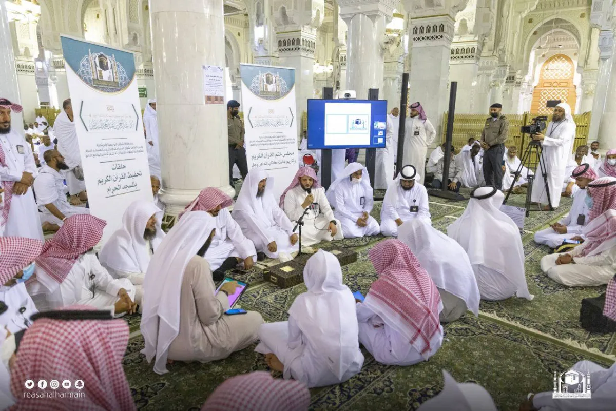 تخريج أول (3) طلاب من برنامج الحلقات القرآنية بالمسجد الحرام في مسار الإقراء والإجازة