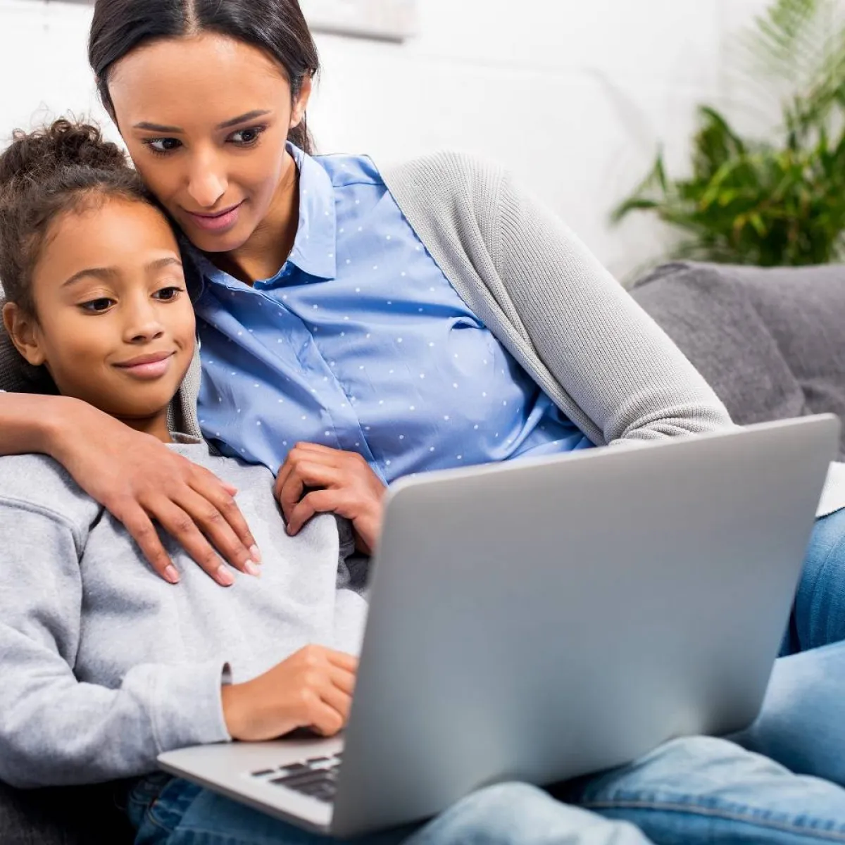 صورة لفتاة وأمها