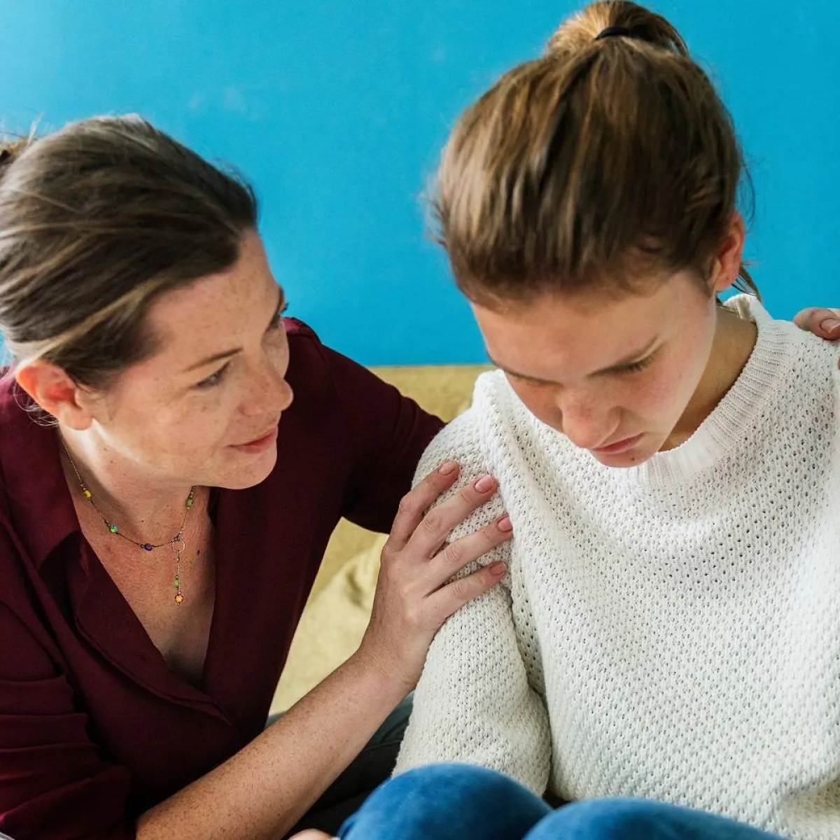 صورة لأم تحاور ابنتها