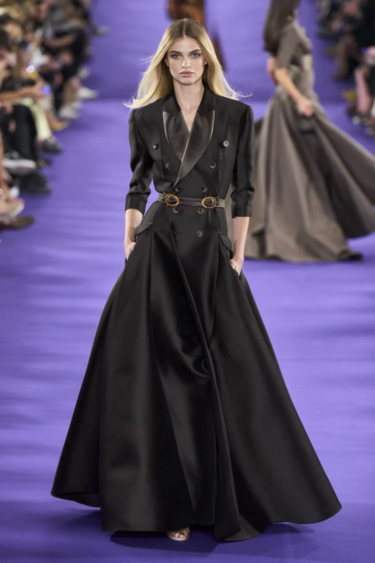 الفستان الأسود في عروض الأزياء الراقية