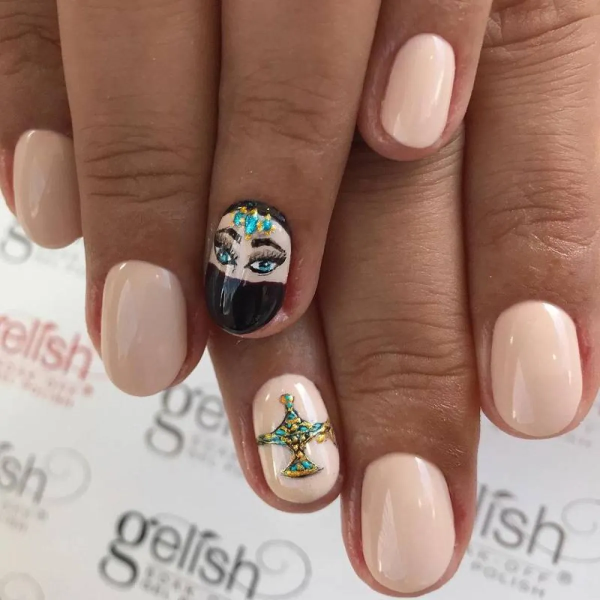 صيحة ألوان المناكير