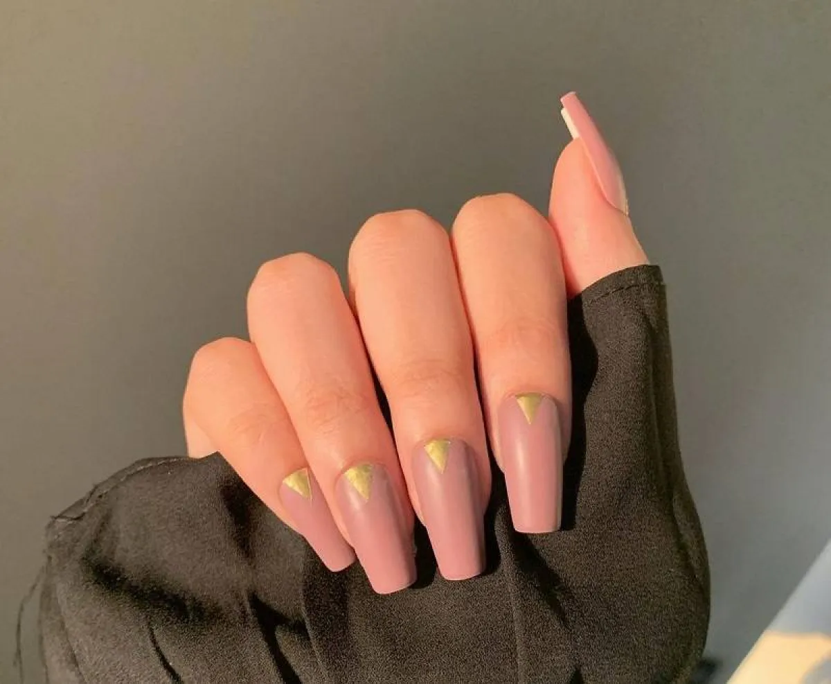 مناكير معدني