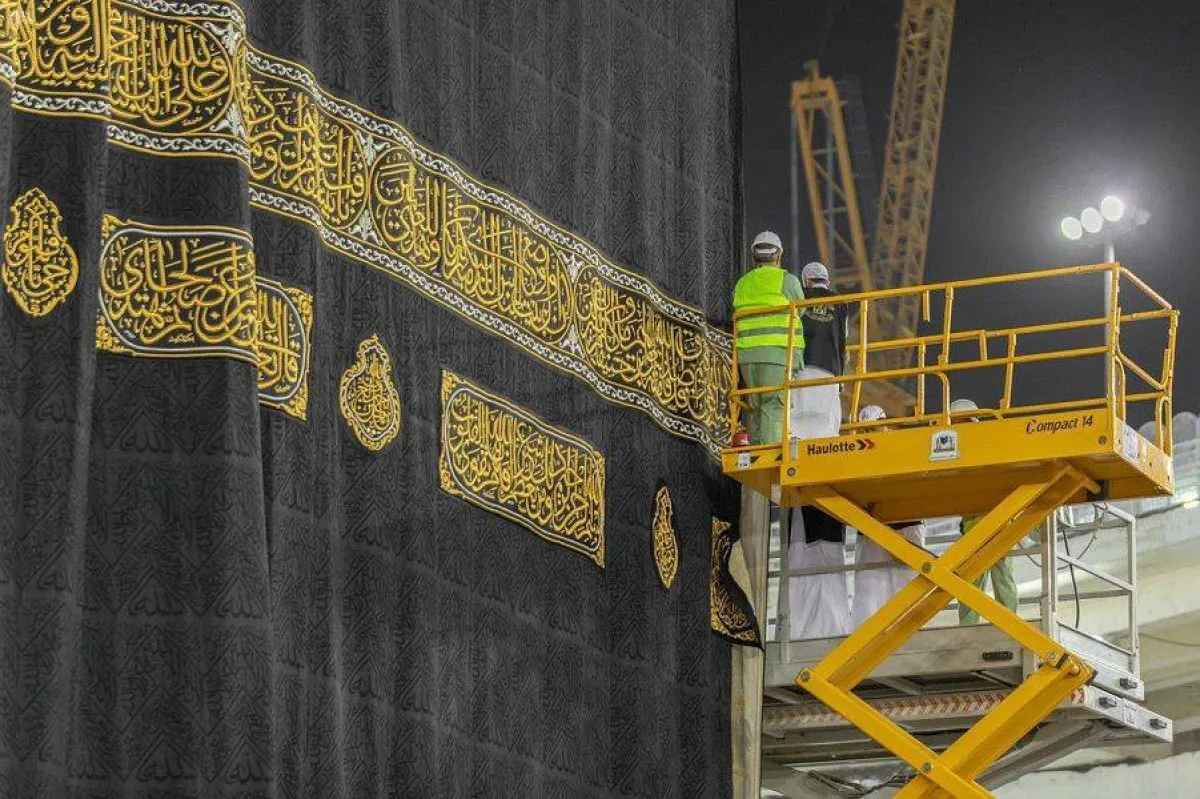 يخضع الثوب لصيانة مستمرة. الصورة من "واس"