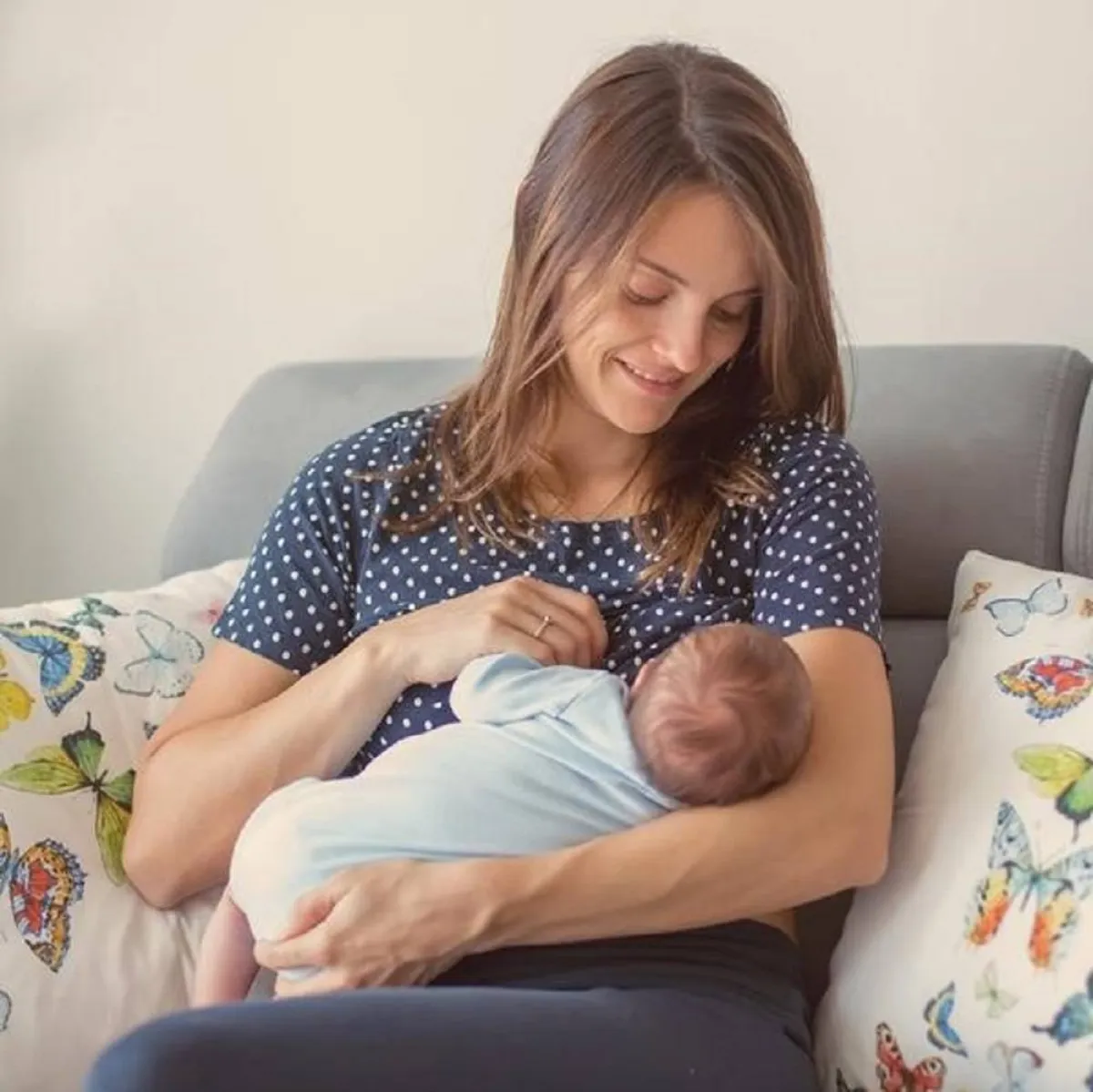 صورة لأم ترضع طفلها