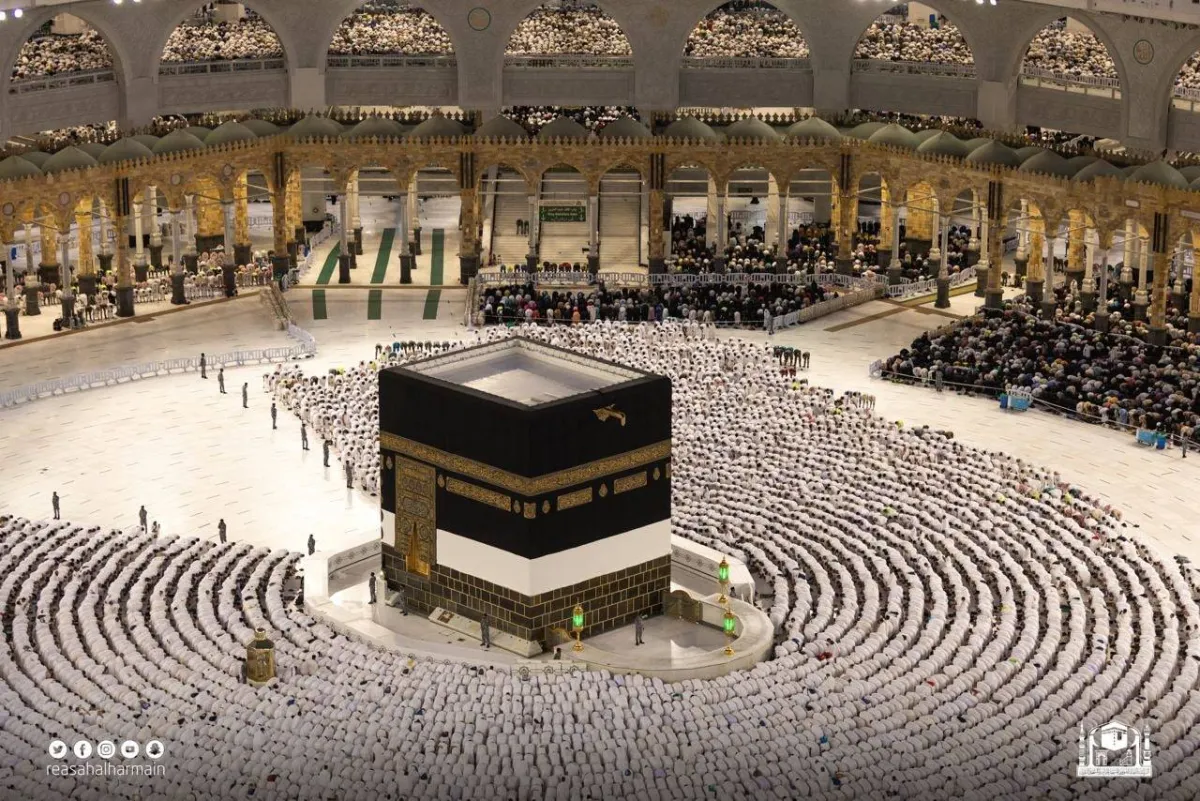 لأول مرة في المسجد الحرام.. استخدام روبوت لتوزيع المصاحف والإرشاد المكاني- الصورة من موقع رئاسة شؤون الحرمين