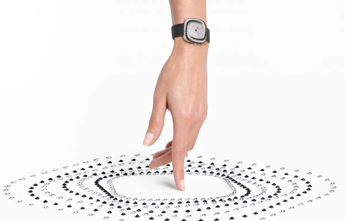 ساعات بالأبيض والأسود BLACK & WHITE WATCHES