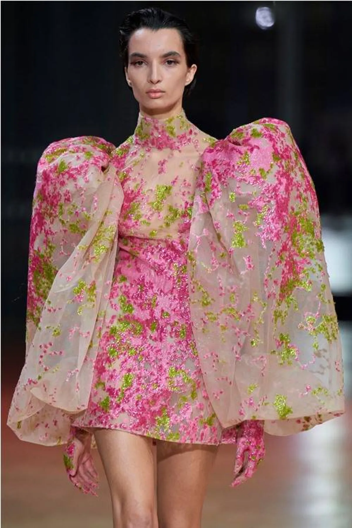 فستان أورجانزا للخطوبة من إيلي صعب  Elie Saab