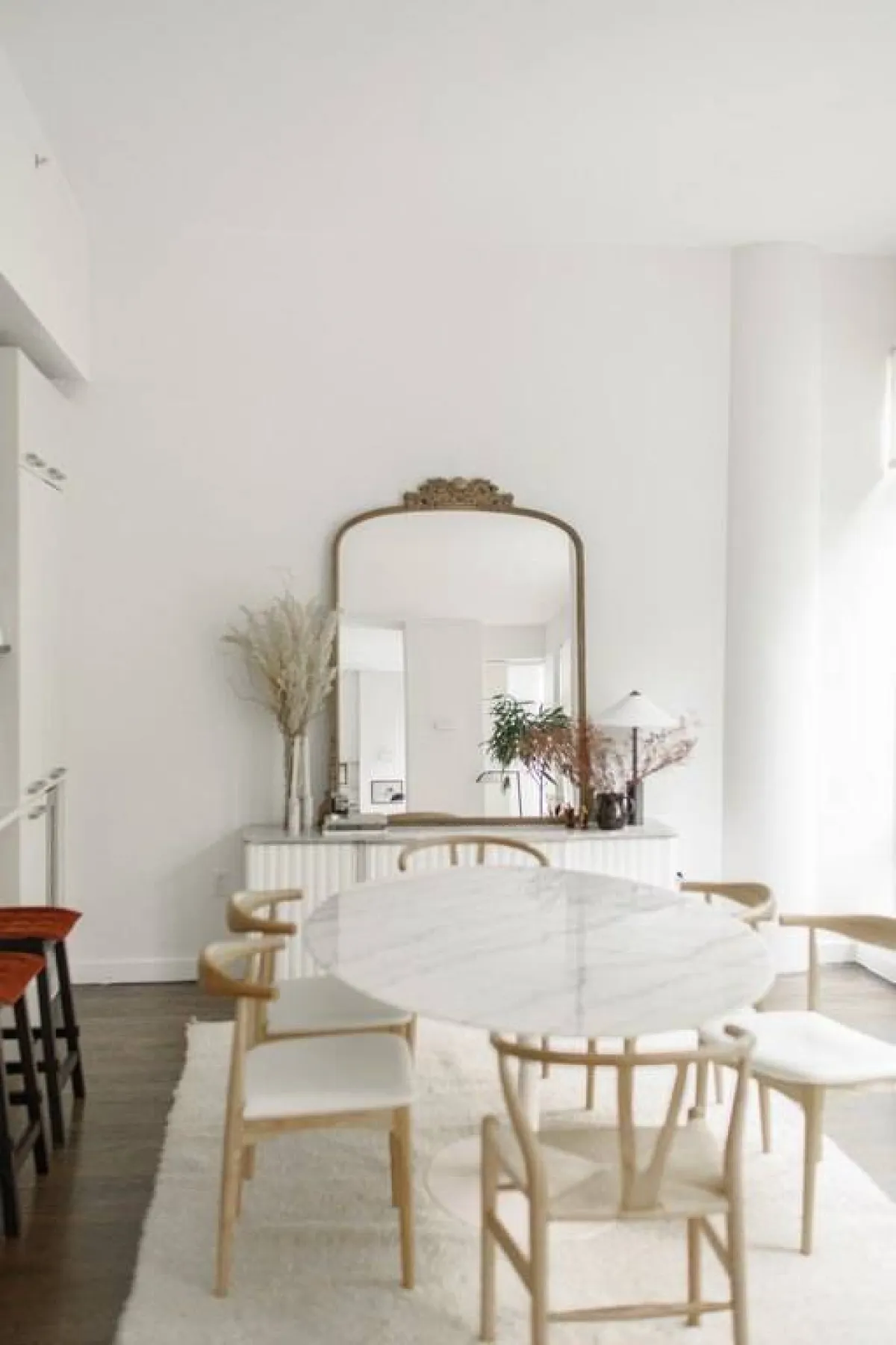 مرآة ضخمة في غرفة الطعام التابعة لشقّة باريسيّة