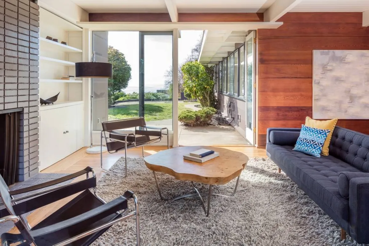 غرفة للجلوس تنتمي إلى الطراز المعاصر وتتبع الأسلوب الباريسي