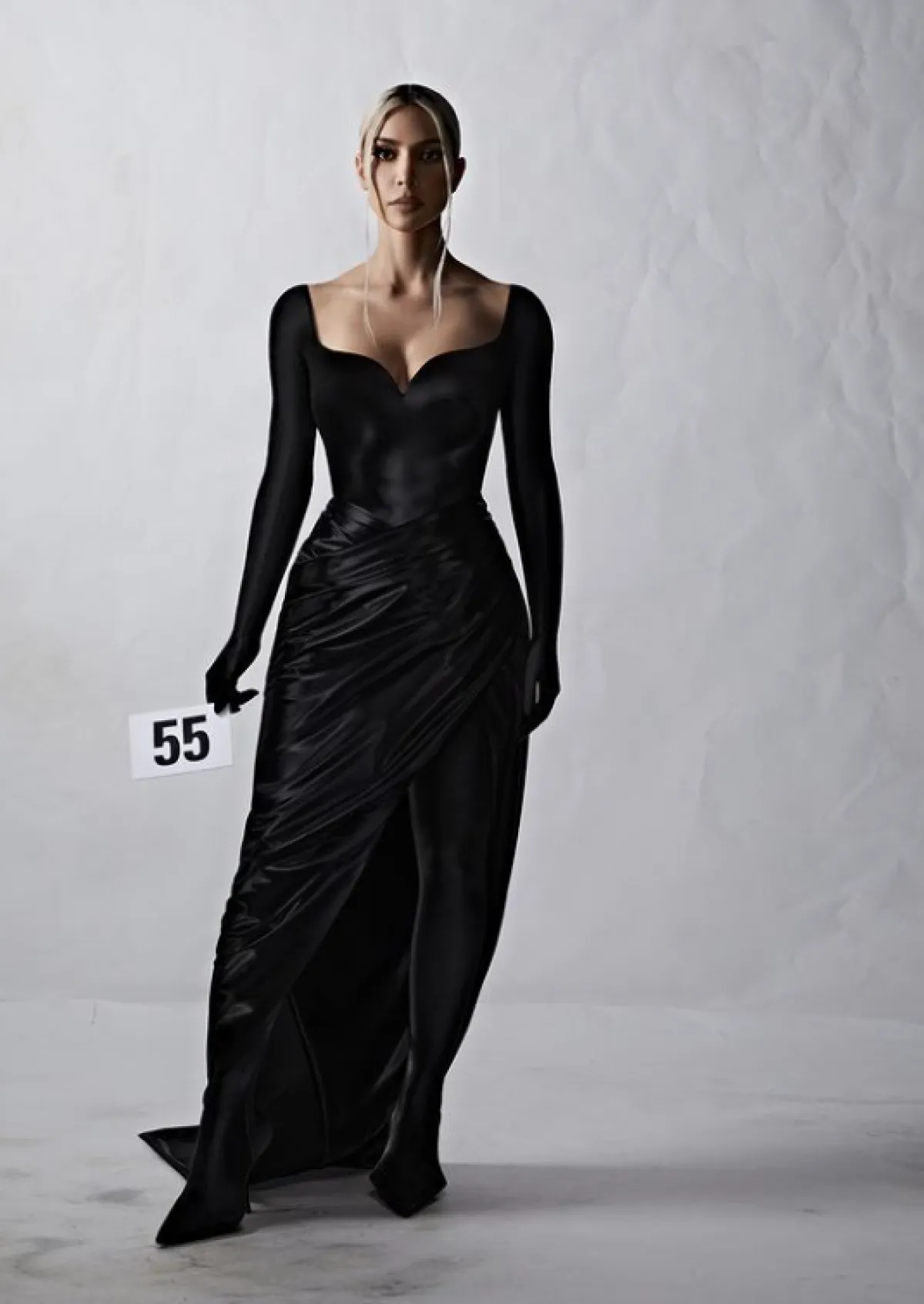 كيم كارداشيان ترتدي فستاناً أسود من بالنسياغا