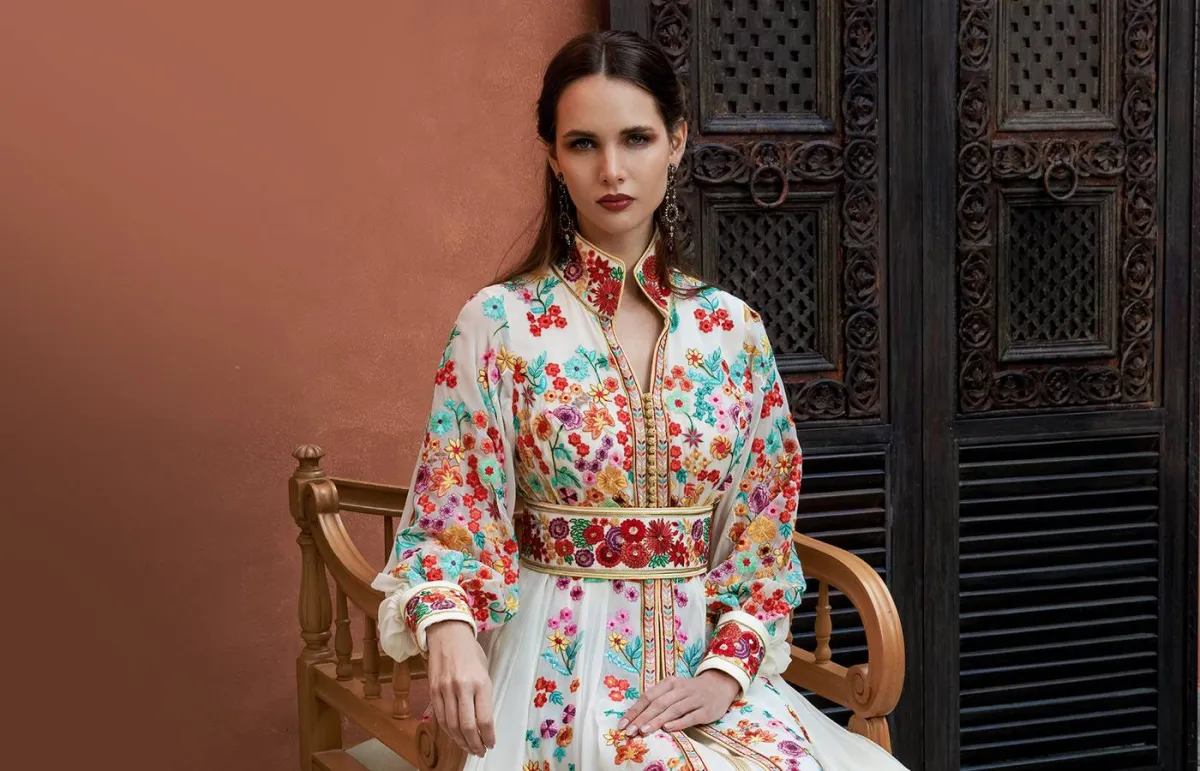  تفاصيل ملكية تميز هذا القفطان المغربي بتطريز الورود  لعروس أنمار