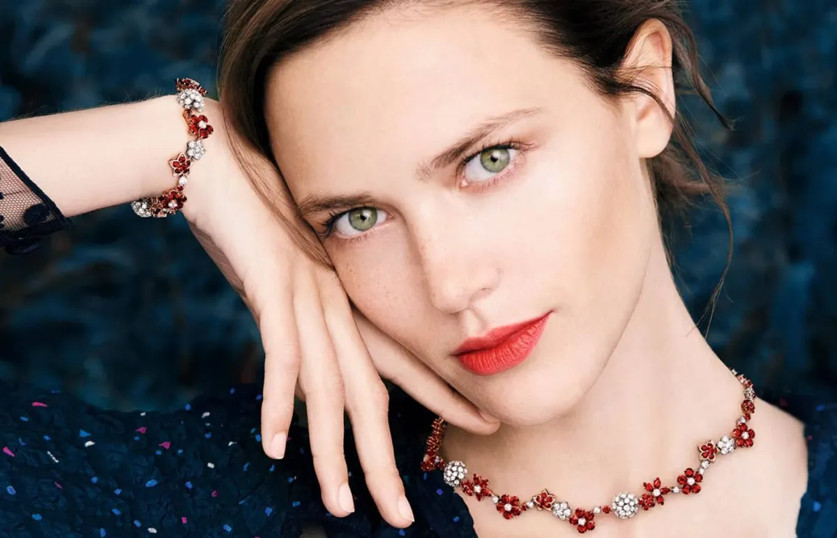 الياقوت الأحمر جوهرة يوليو THE NOBLE RUBY