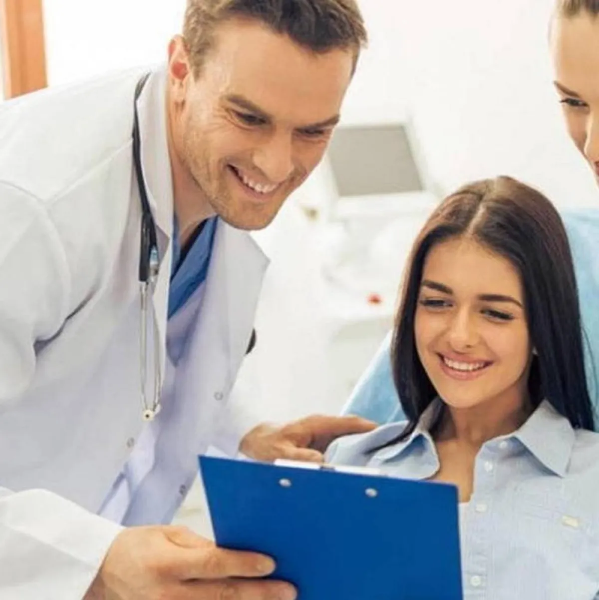 صورة لطبيب وحامل