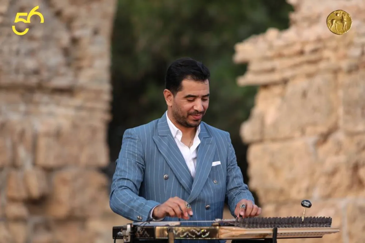 عازف آلة القانون محمد علي التريكي أمتع  الحاضرين بأعذب الألحان في بداية الندوة الصحفية- الصورة من موقع المهرجان على الفيسبوك