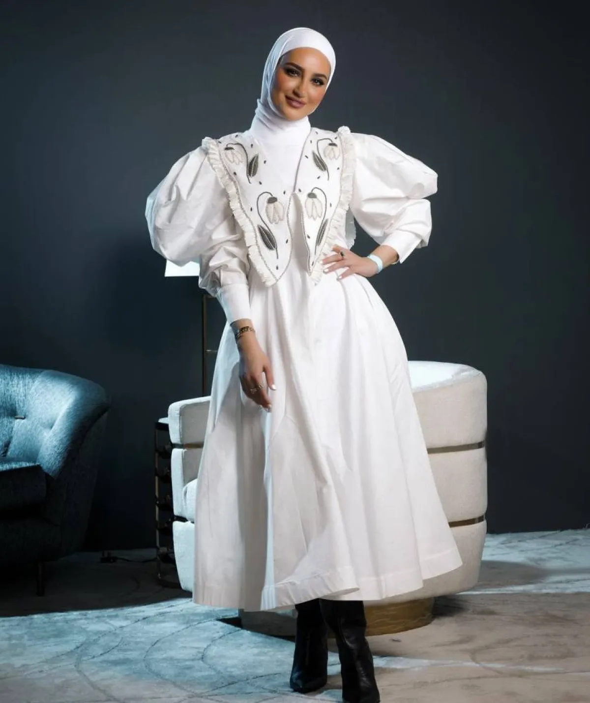 دلال الدوب باطلالة حيادية الالوان