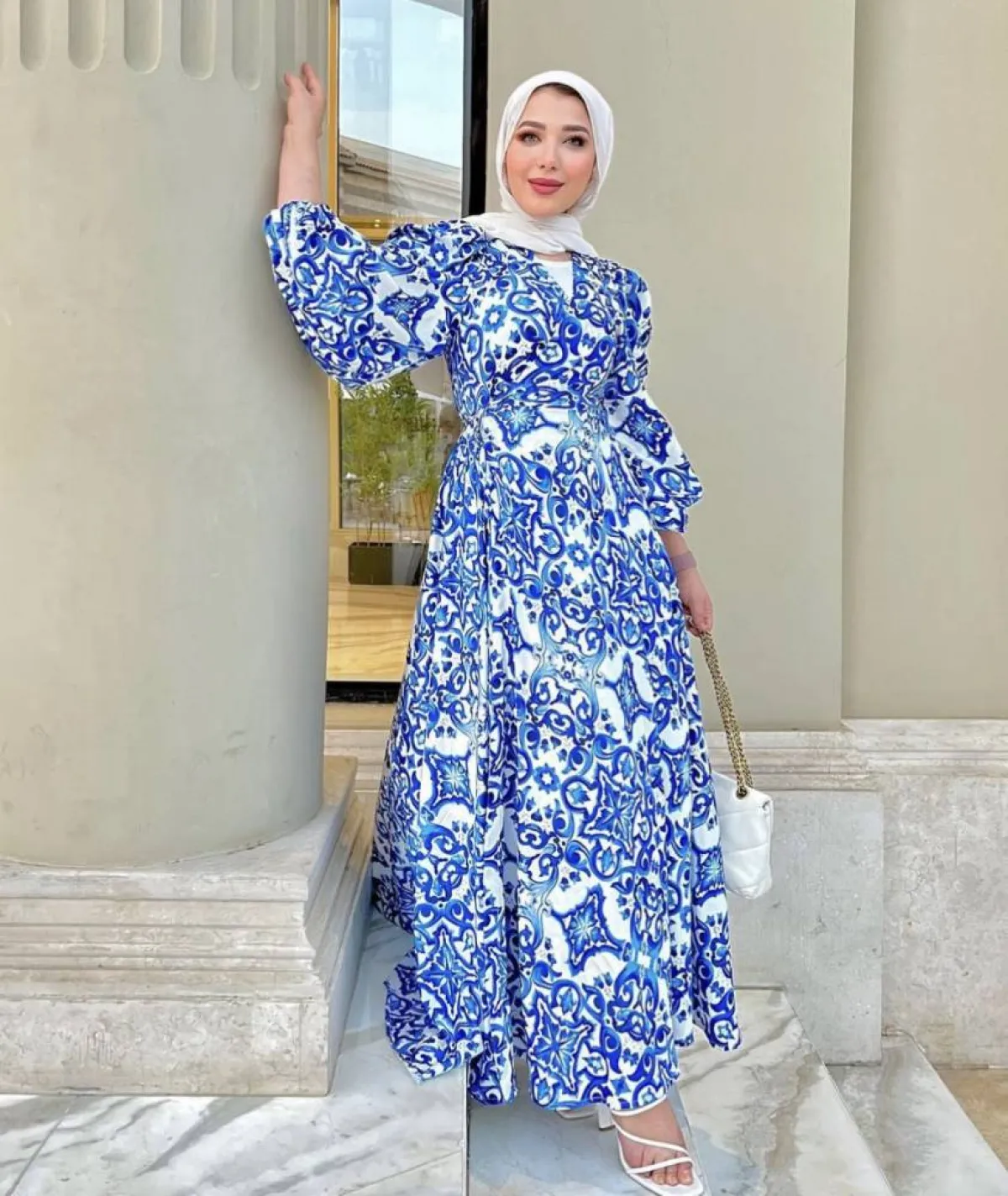 حنان الحكيم بفستان مطبع