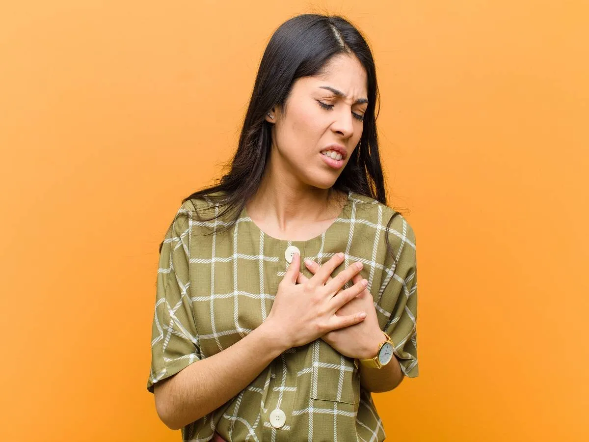 صورة لحامل تعاني من ألم بالثدي