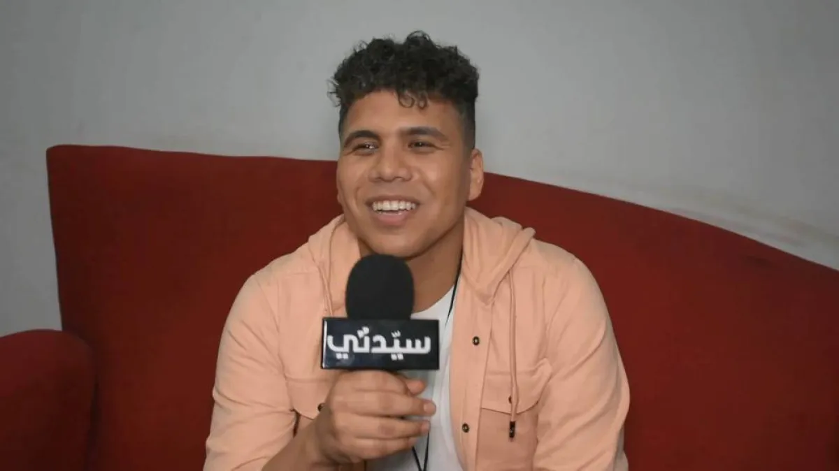 المطرب عمر كمال خلال لقائه مع كاميرا سيدتي - تصوير محمد عربي - خاص سيدتي