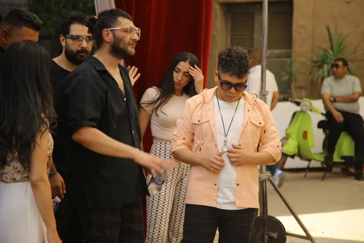 عمر كمال في كواليس تصوير كليب حلوين - الصورة من المسؤول الإعلامي لعمر كمال