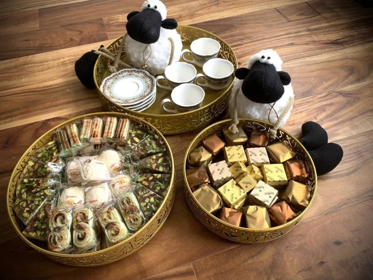 أوان مزخرفة لتقديم الضيافة 